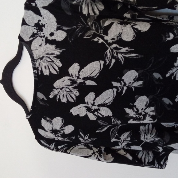 Artizan Floral 3/4 Sleeve Sharkbite Hemline Top - Picture 8 of 10